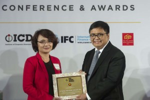 Direktur Bank BTN Iman Nugroho Soeko (kanan) mewakili Bank BTN menerima penghargaan ASEAN Corporate Governance Award 2015 yang diserahkan oleh Deputy Director General State Securities Commission Vietnam Thi Thu Thuy Nguyen pada malam penghargaan di Manila