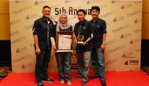 CEO Asuransi Astra, Santosa (kedua dari kanan) berfoto bersama tim Asuransi Astra usai menerima SPEx2 Award