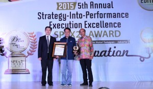 CEO Asuransi Astra, Santosa, saat menerima penghargaan SPEx2 Award