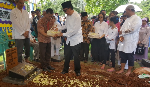 Ketua Perbanas Sigit Pramono tabur bunga di makam Marjanto Danoesapoetro. (Foto: Istimewa)