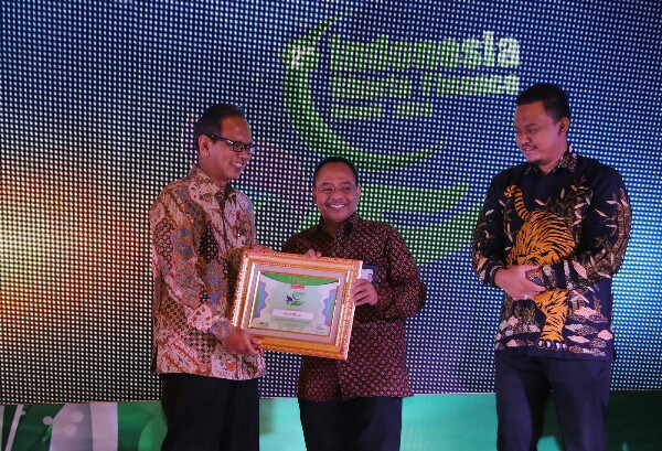 Bank DKI Syariah Terima Indonesia Syariah Finance Award