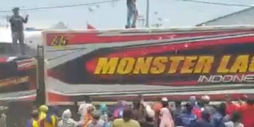 Viral, Video Diduga Pengusaha Perikanan Bagi-bagi Uang