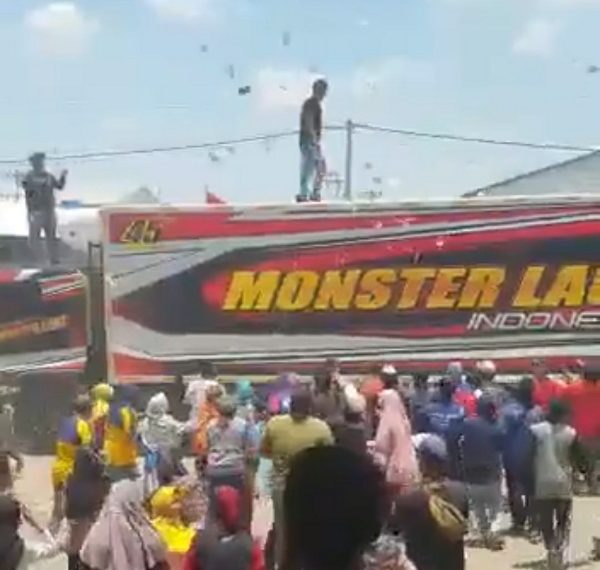 Viral, Video Diduga Pengusaha Perikanan Bagi-bagi Uang