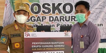 OJK dan IJK Salurkan Donasi Bencana Erupsi Gunung Semeru