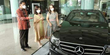 Tingkatkan Minat Menabung, Bank Mega Serahkan Hadiah Mobil Mercedez Benz E-Class