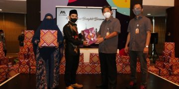 Bank Mega Salurkan Paket Sembako ke Mayarakat