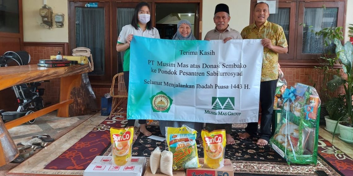 Sambut Lebaran, Musim Mas Bagikan 2.260 Liter Minyak Goreng