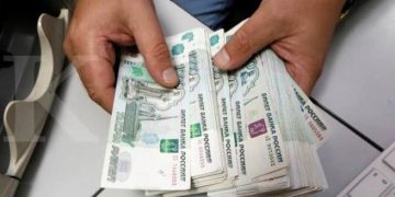 Panik, Masyarakat Rusia Tarik US$9,8 Miliar Mata Uang Asing Dari Bank
