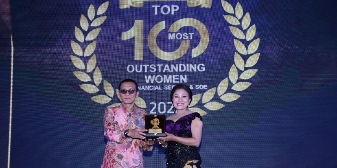 30 Tahun Berkarya di Industri Asuransi, Dumasi Samosir Raih Top 100 Most Outstanding Women