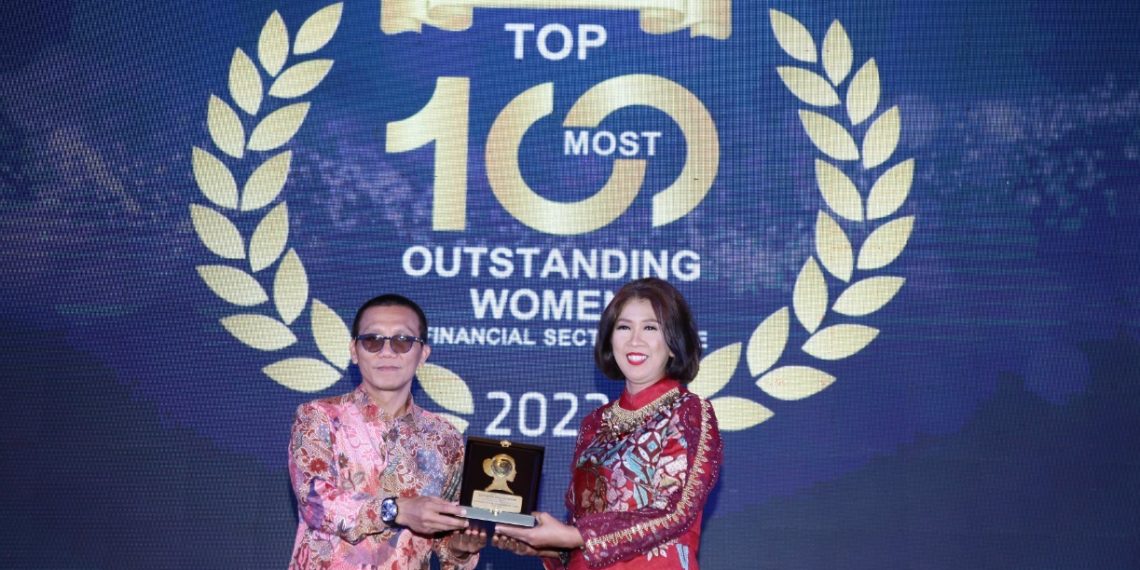 Elisabeth Novie Riswanti “BTN” Raih Penghargaan Outstanding Women 2022