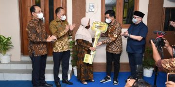 Bank Mandiri Taspen Lakukan CSR Bedah Rumah di Surakarta