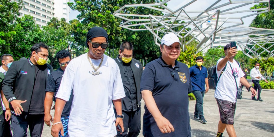 Bincang dengan Ronaldinho, Menko Airlangga: Pentingnya Pembinaan Atlet Sejak Dini