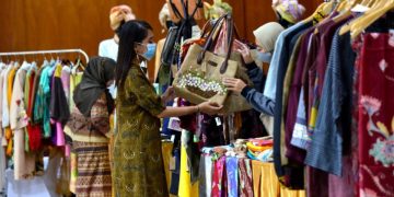 Pedagang batik tas umkm