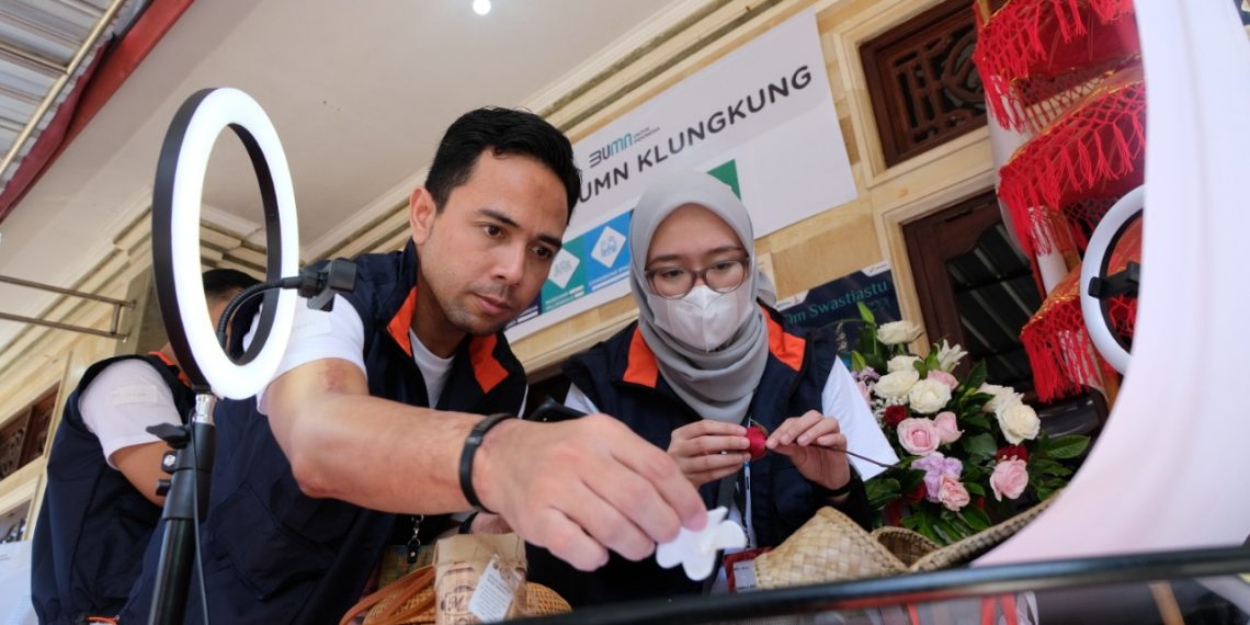 Dorong Ekonomi Badui, Milenial Askrindo Bantu Promosikan Produk Asal Badui