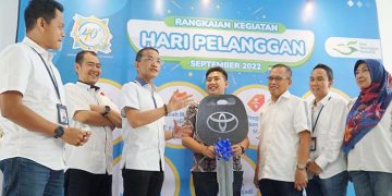 Rayakan Hari Pelanggan, ACC Serahkan Hadiah Undian ke Pelanggan