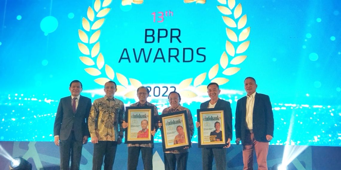 Tiga Bankir BPR Ini Terima Penghargaan Spesial dari Infobank
