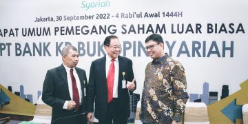 Komisaris Utama Independen KB Bukopin Syariah (KBBS) Mustafa Abubakar (tengah) berbincang dengan Direktur Utama Lama Hari Wurianto (kiri) dan Direktur Utama Baru KB Bukopin Syariah Indra Falatehan usai Rapat Umum Pemegang Saham Luar Biasa (RUPSLB) yang berlangsung di Kantor Pusat, Jakarta, Jumat, 30 September 2022.