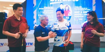 Direktur Distribution and Funding Bank BTN Jasmin berbincang dengan salah satu nasabah prioritas Bank BTN didampingi mantan atlet Bulutangkis Indonesia Alan Budi Kusuma dan Susi Susanti pada Launching Tabungan BTN Bisnis di Surabaya, Jawa Timur, Sabtu, 1 Oktober 2022.