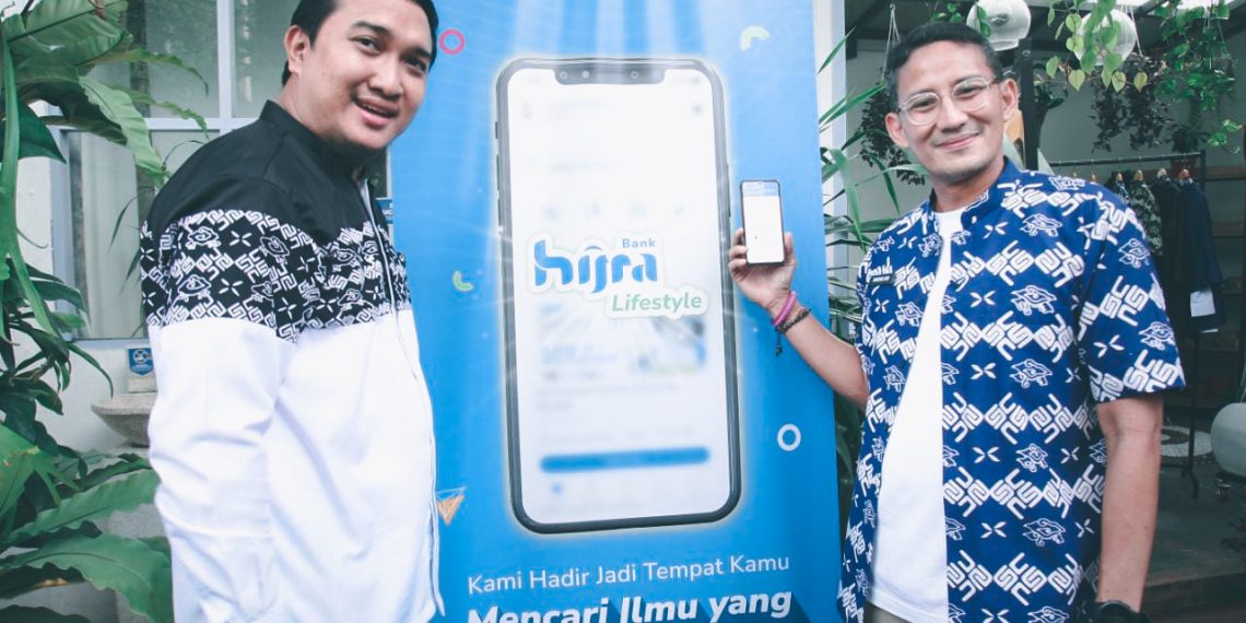 Menteri Pariwisata dan Ekonomi Kreatif RI Sandiaga Uno (kanan) berbincang dengan Co-Founder & Managing Director ALAMI Group Bembi Triawan Juniar (kiri) saat Peluncuran koleksi terbaru Fatih Indonesia bertajuk “Batik Sandiaga Series” berkolaborasi dengan Sandiaga Salahuddin Uno, tokoh muda nasional sekaligus Menteri Pariwisata dan Ekonomi Kreatif (Menparekraf) Republik Indonesia, di Jakarta, Minggu, 2 Oktober 2022.
