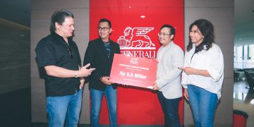 Manajemen Generali Indonesia yang diwakili Director, Legal & Sharia Business PT Asuransi Jiwa Generali Indonesia Arry B. Wibowo (kedua kiri) didampingi financial planner, Mimi Joemana (kanan) Yessup H. Wikarsa (kiri), menyerahan klaim sebesar Rp 5,6 Miliar kepada ahli waris nasabah asal Surabaya, Rizki di Jakarta, Senin, 3 Oktober 2022.