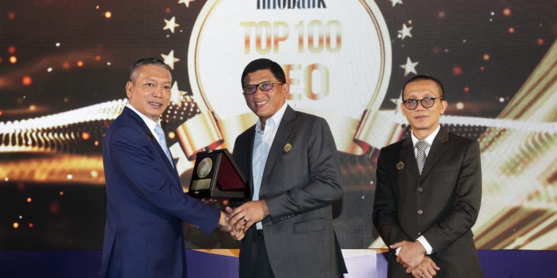 Dirut Askrindo Priyastomo Diganjar Penghargaan Top 100 CEO Infobank
