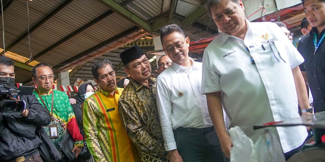 Jaga Inflasi Jelang Nataru, Menko Airlangga Pantau Harga dan Pasokan Pangan di Kalbar