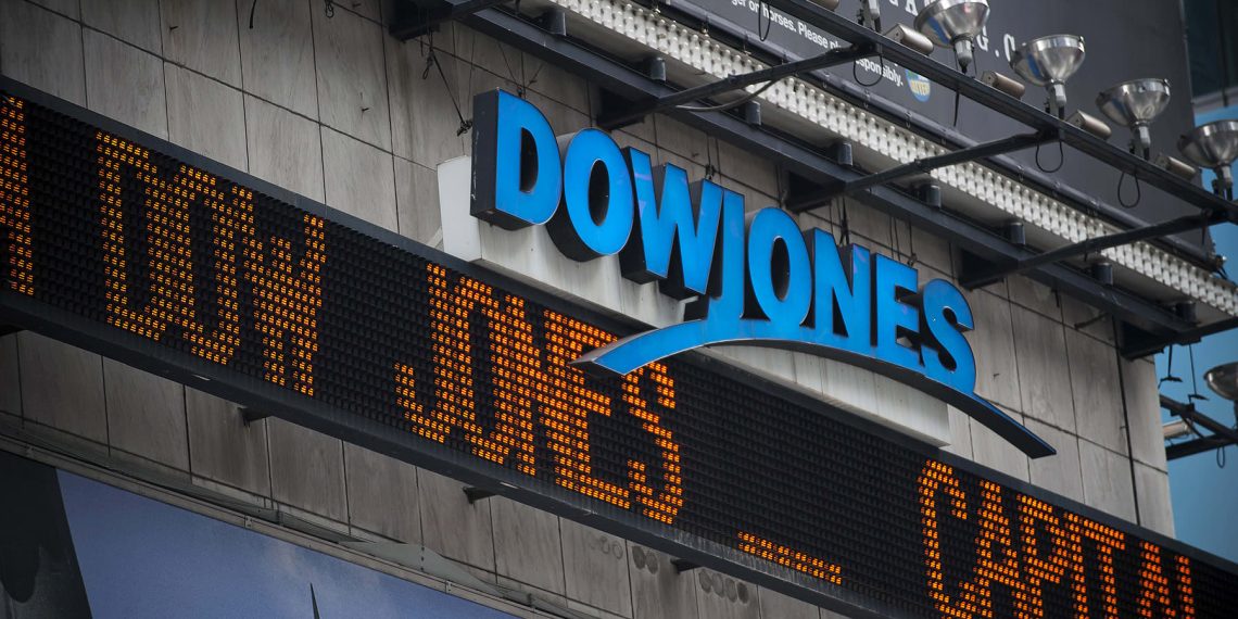 Penjualan Ritel Merosot, Dow Jones Anjlok 700 Poin Lebih