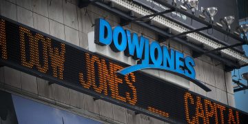 Penjualan Ritel Merosot, Dow Jones Anjlok 700 Poin Lebih