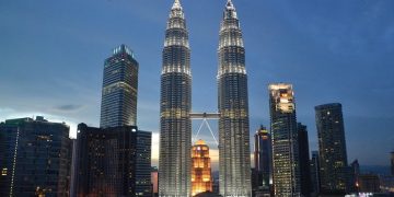 Ringgit Melemah, Malaysia Tarik Kembali Pendapatan Ekspor ke Dalam Negeri 