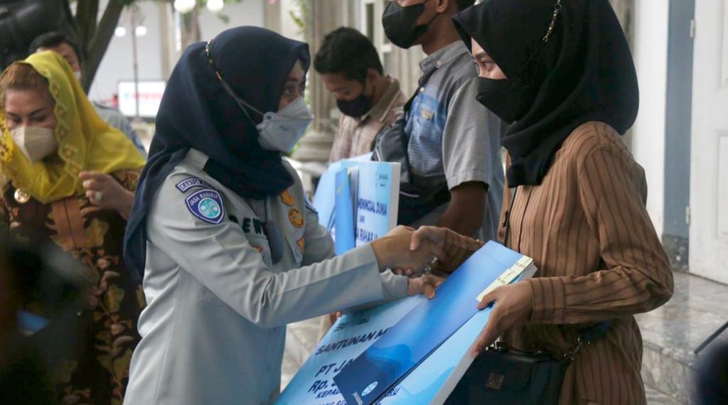 Jasa Raharja Beri Santunan Korban Kecelakaan Bus di Magetan