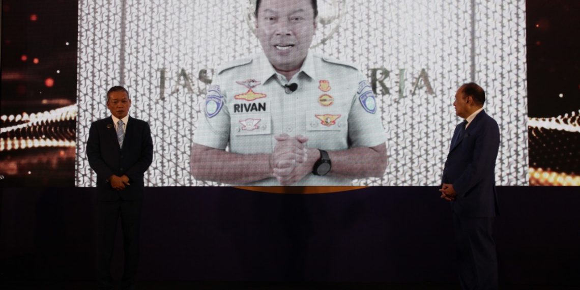 Dua Petinggi Jasa Raharja Berhasil Bawa Pulang Penghargaan dari Infobank