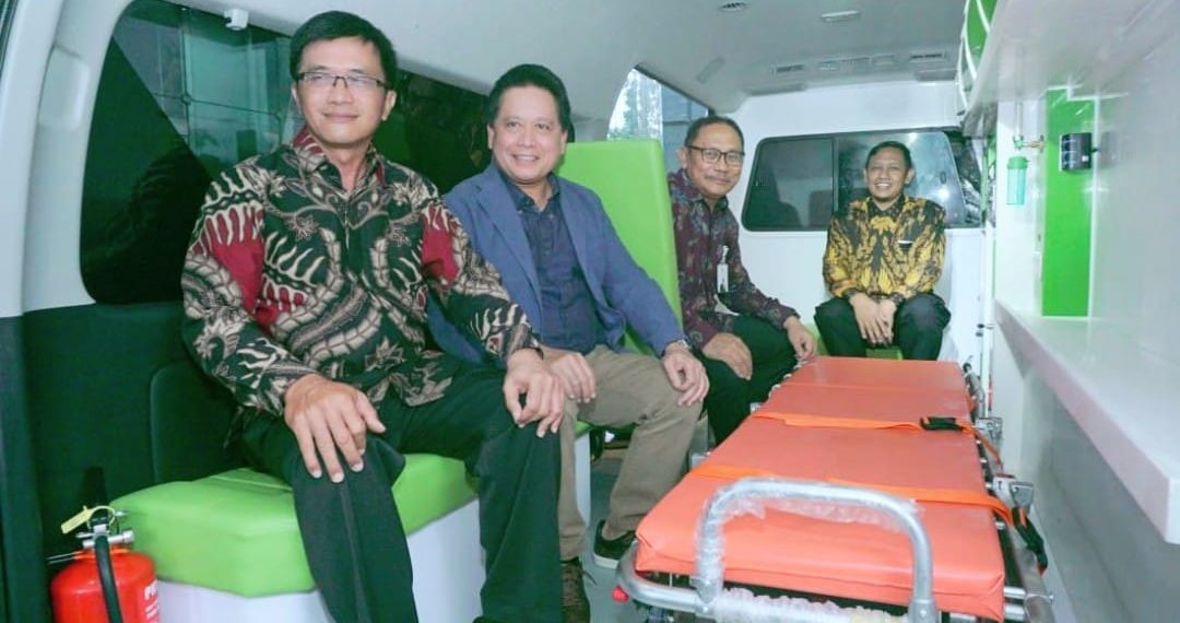 Dukung Layanan Kesehatan, BSI Beri Bantuan Ambulans untuk UI