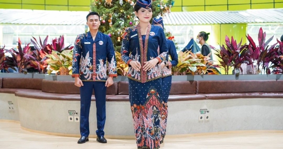 Petugas KAI Kenakan Seragam Baru Rancangan Anne Avantie