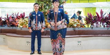 Petugas KAI Kenakan Seragam Baru Rancangan Anne Avantie