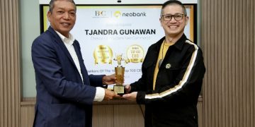CEO Bank Neo Commerce Terima Tropi Bankers of The Year 2022