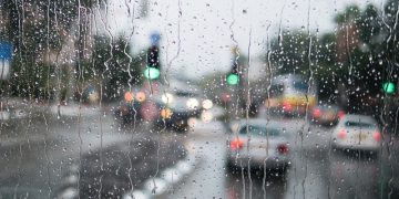 tips berkendara saat hujan dan cuaca ekstrim