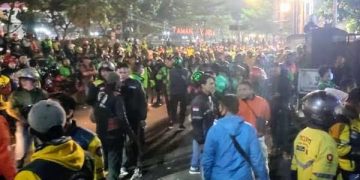 Buntut Penarikan Motor, Ratusan Driver Ojol Bentrok Dengan Debt Collector