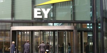 Perusahaan Raksasa Akuntansi Ernst & Young PHK 3.000 Karyawan