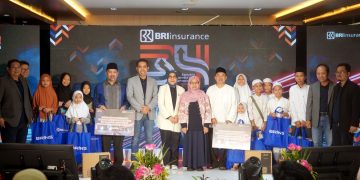Bantu Entaskan Kemiskinan, BRI Insurance Salurkan Zakat ke BAZNAS