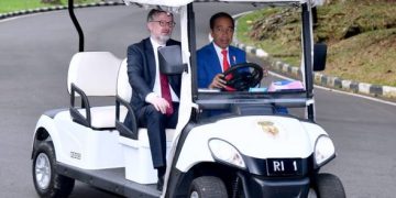 Jokowi Ajak Ngabuburit PM Ceko di Kebun Raya Bogor