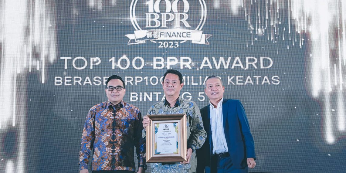 Kinerja Moncer, BPR Mitratama Sabet Penghargaan Top 100 BPR 2023