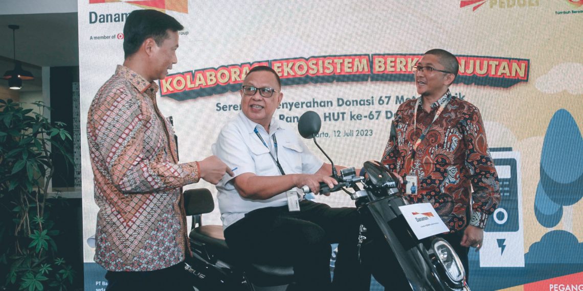 PT Bank Danamon Indonesia Menyerahkan Donasi Motor Listrik Kepada Mitra Koperasi Karyawan