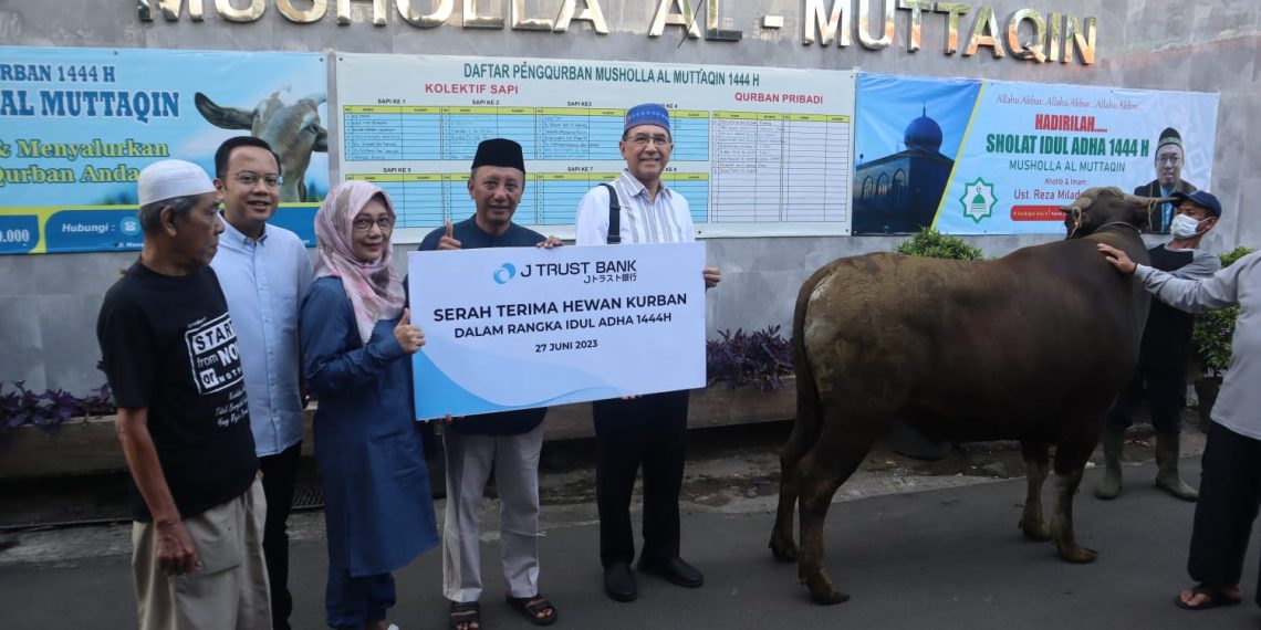 Implementasikan CSR, J Trust Bank Serahkan Hewan Kurban ke Musala di Jaksel