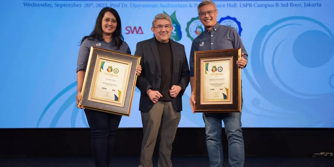Laurentius Iwan Pranoto, Head PR Asuransi Astra meneirma penghargaan PR of The Year