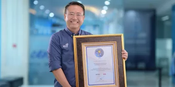 Hendri Yoga, Operation Director Asuransi Astra Menerima Penghargaan Product & Service of The Year 2023