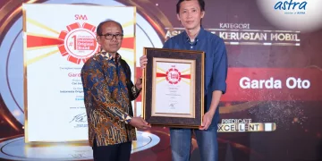 SVP Retail Business Development Asuransi Astra, Adrianto Tjia (kanan) saat menerima penghargaan peringkat satu predikat Excellent pada kategori Asuransi Kerugian Mobil di Indonesia Original Brand Awards 2023. (Istimewa)
