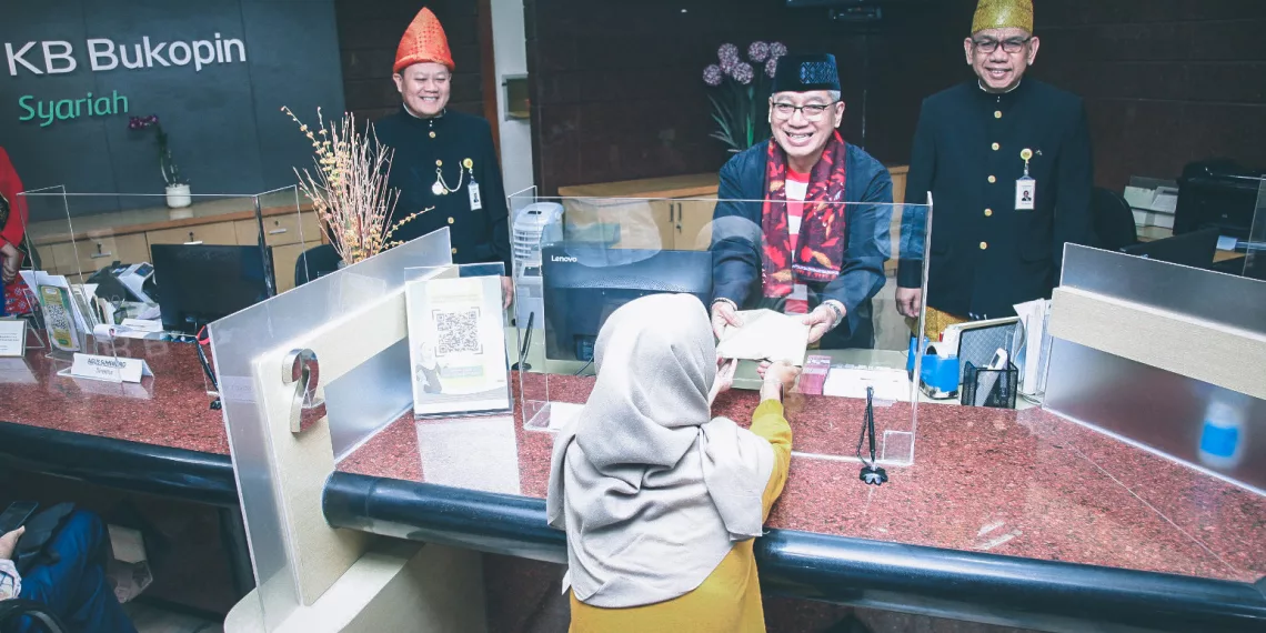 Kenakan Baju Adat, Direksi KB Bukopin Syariah Layani Nasabah di Hari Pelanggan Nasional