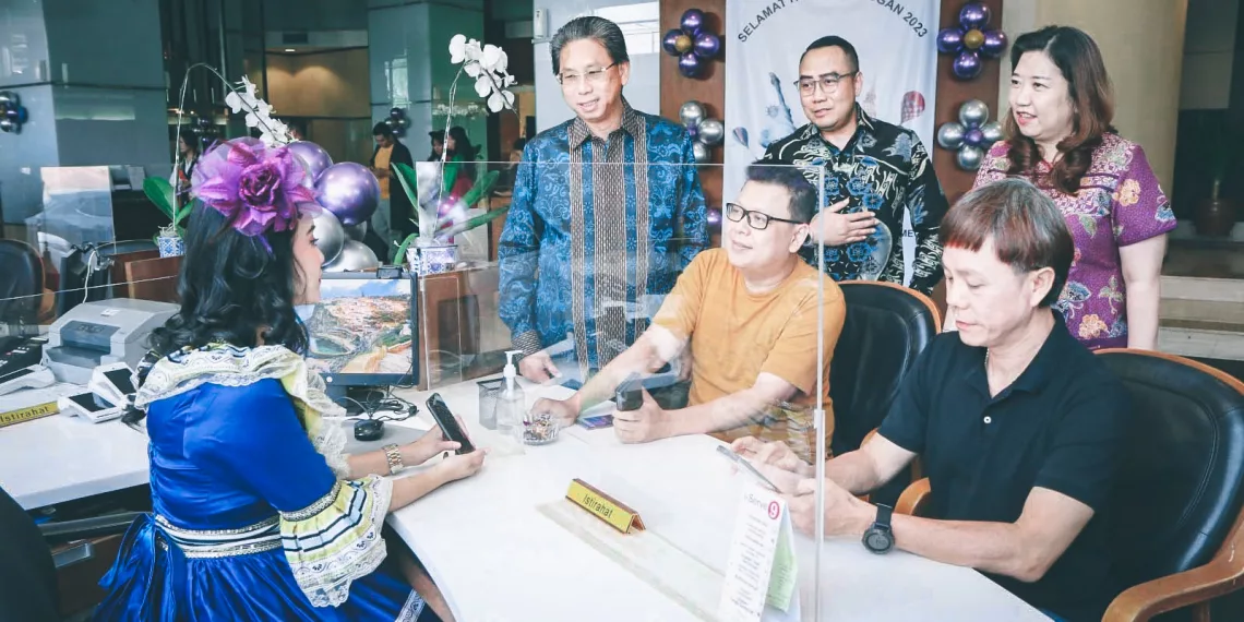 Direksi Bank Mega Sapa Nasabah di Hari Pelanggan Nasional