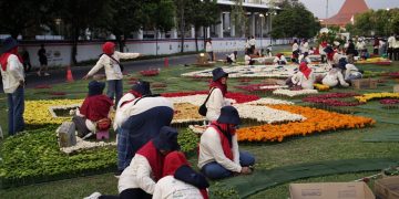 Berdayakan Ekonomi Perempuan, Karpet Bunga Terbesar Dipamerkan di Dies Natalis ke-74 UGM