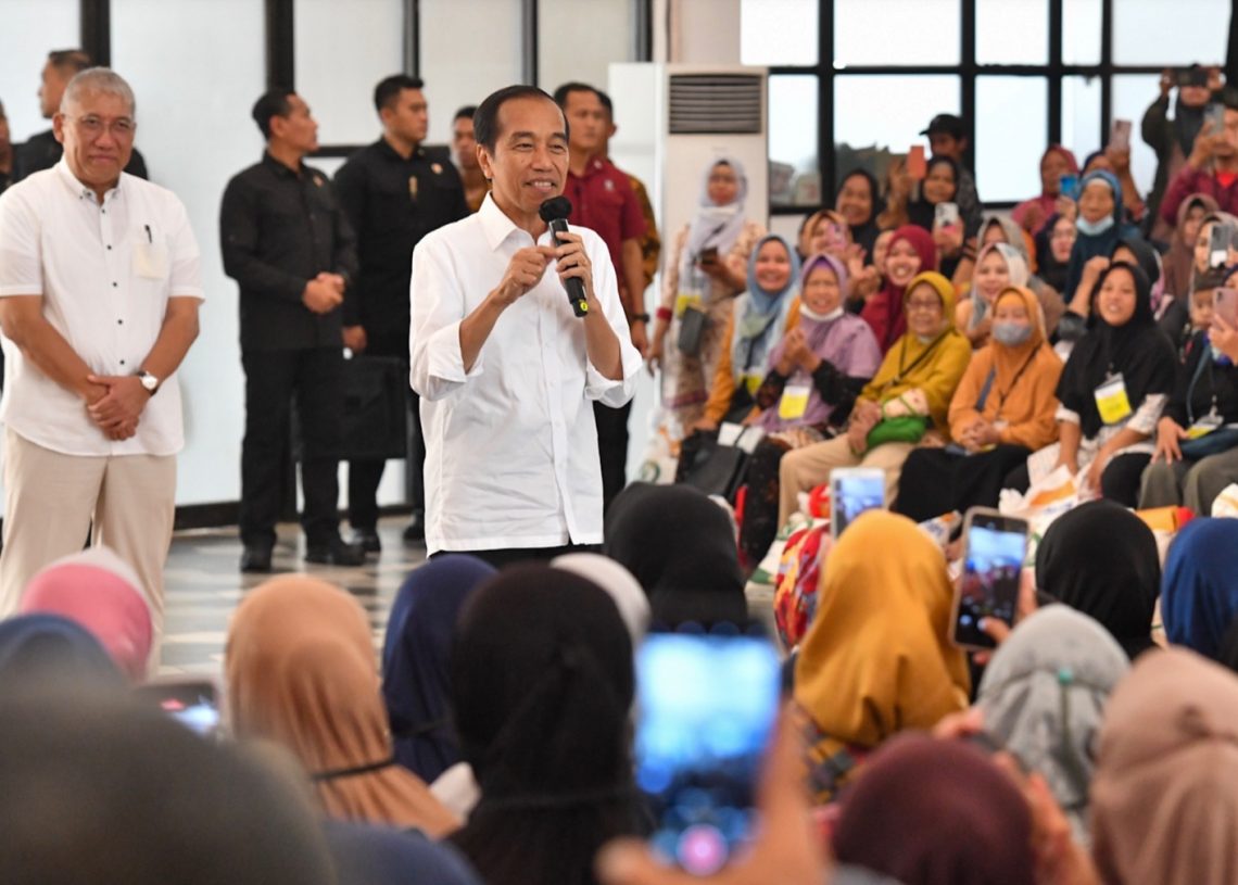 Pemilu 2024 Usai, Jokowi Pastikan Bansos Beras Gratis Lanjut Terus ...